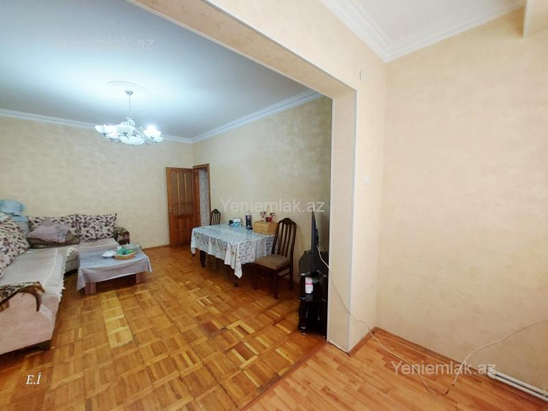 Bina evi menzil Satılır Sumqayıt 13-cü mikrorayon Sumqayıt şəhəri 13-cü mkr 9/1 mərtəbəsində 2 otaq 3 otağa düzəlmiş Ki