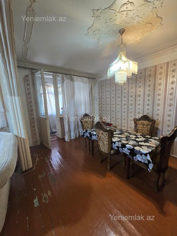 Bina evi menzil Satılır Sumqayıt 9-cu mikrorayon Sumqayıt şəh. 9-cu mkr. 5/3 5 otaqlı mənzil satılır. Leninqrad la
