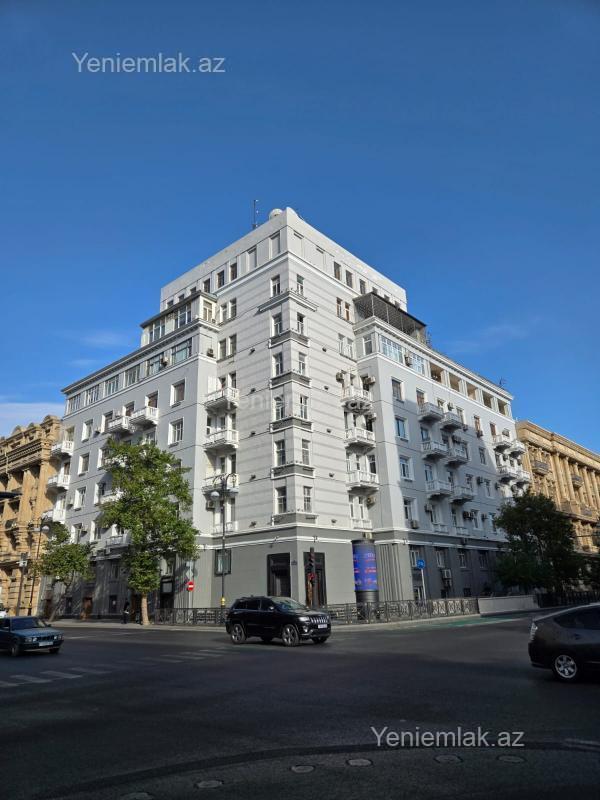Bina evi menzil Satılır Bakı Səbail rayonu Şəhərin mərkəzində,Sahil metro stansiyasının yanında,arxitektur layihəli daş