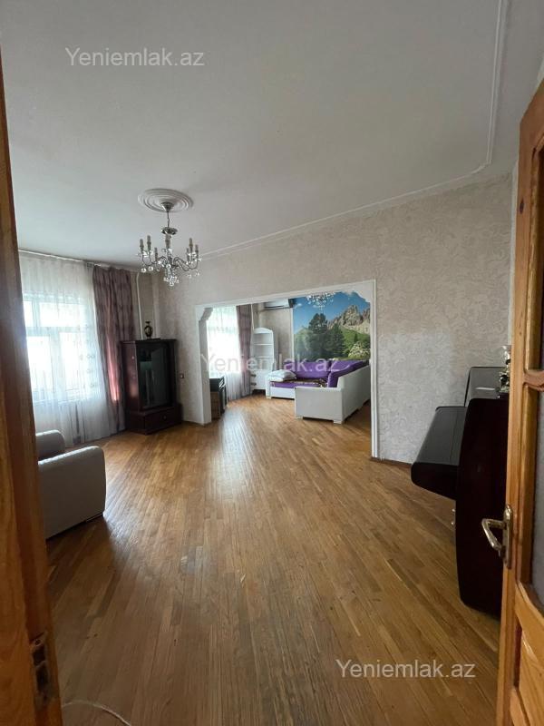 4 otaqlı mənzil, 120 m², İnşaatçılar, 799 AZN