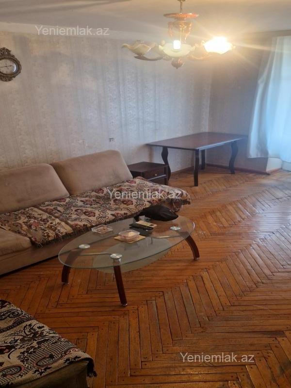 Bina evi menzil Kirayə Sumqayıt 36-cı məhəllə Tam esyali merkez plazanin yaninda yerlesir. Azza usdunde.orta evdi.yol