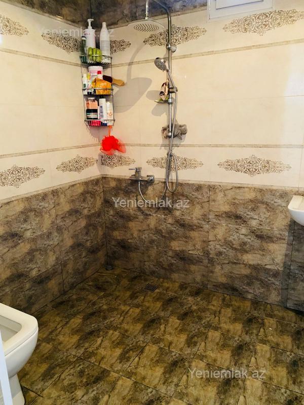 Həyət evi / Villa Satılır Bakı Binəqədi rayonu Ev Mehdabat qəsəbəsində 3 nömrəli məktəbin yanında yerləşir,təmirli evd