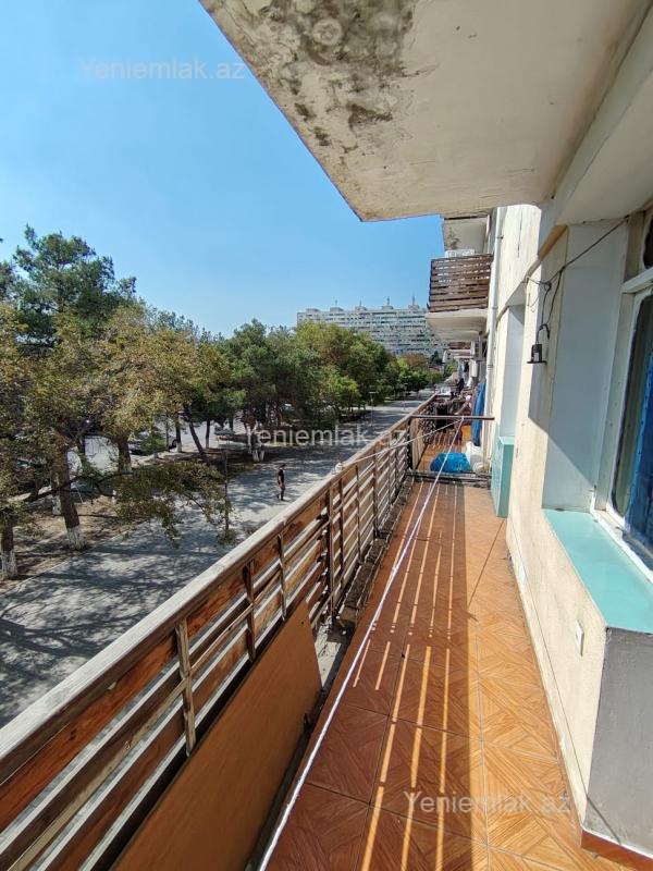 Bina evi menzil Satılır Sumqayıt 5-ci mikrorayon 5 ci mikrayon.5/2 mərtəbə.2 balkon 3 otaqa düzəlmiş yol kənarı daş bin