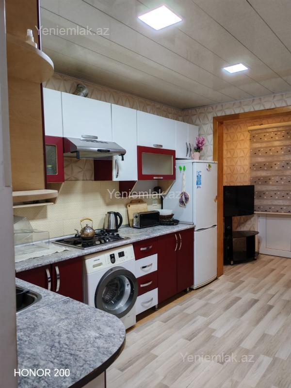 Bina evi menzil Satılır Sumqayıt 13-cü mikrorayon Sumqayıt şəhəri 13-cü mkr 5/4 mərtəbəsində 5 otaq 4 otağa düzəlmiş mə